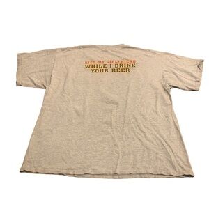 Men’s Grey Kiss My Girlfriend While I Drink Your Beer T-Shirt Flying Saucer XXL